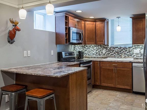 Breakfast Bar & Kitchen