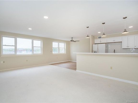 4th image of 893 Farmington Ave APT 3C