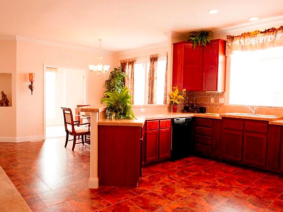 4th image of 674 Hermitage Pl