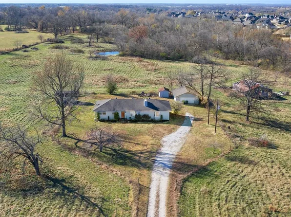 115 S Rainbow Rd, Cave Springs, AR 72718