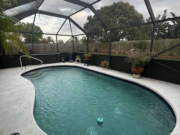 5th image of 308 NE Camelot Drive