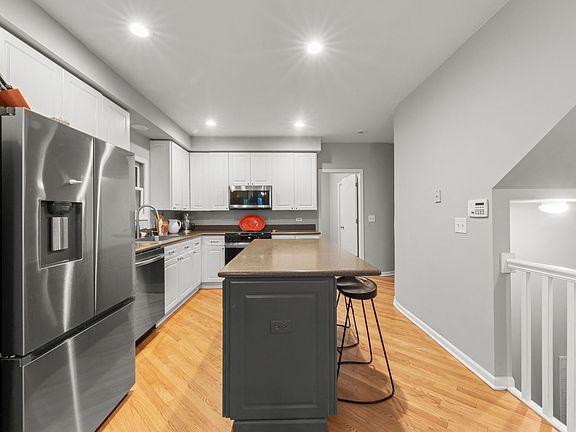 4th image of 1525 W George St #1