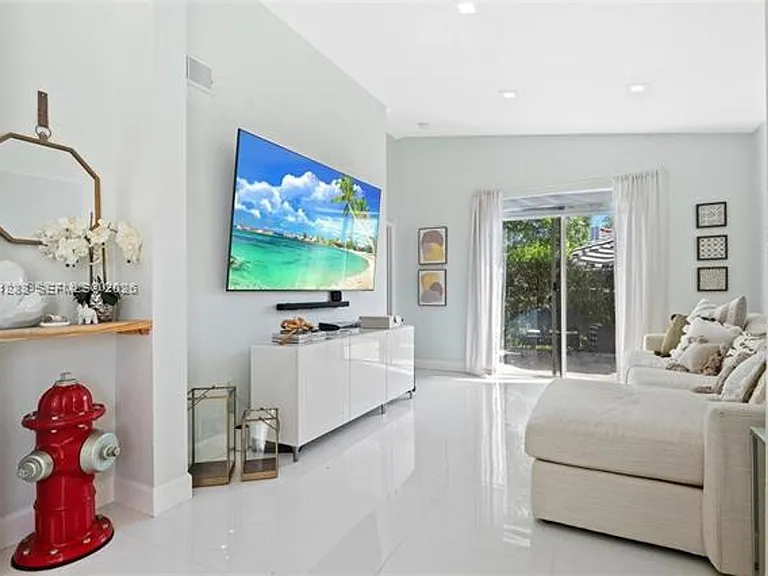 18755 SW 27th Ct #Townhouse 18755 — Photo 10