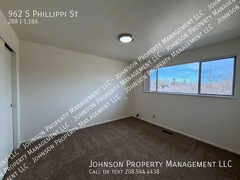 962 S Phillippi St — Photo 10