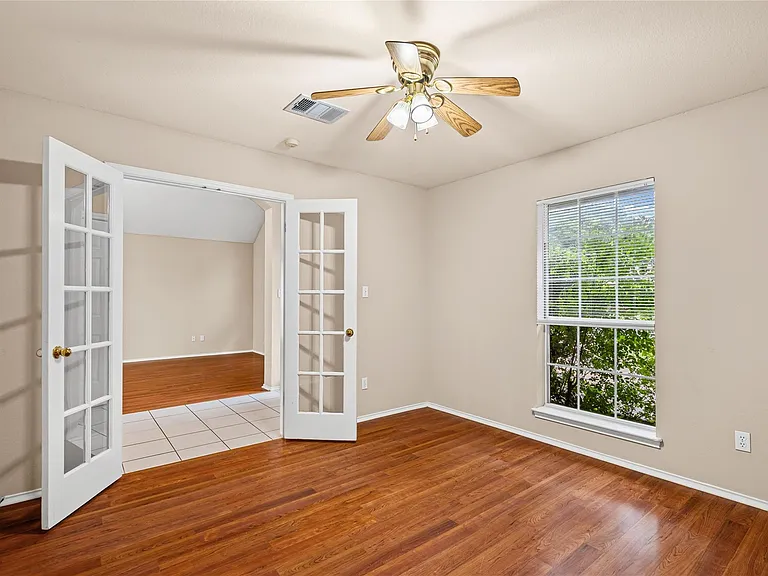 716 Meadow View Dr — Photo 3