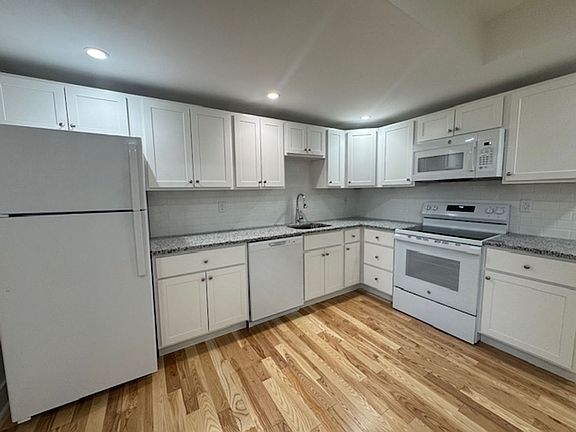 3rd image of 5635-5645 Hobart St #22
