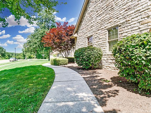 4th image of 394 Laurel Oaks Ln