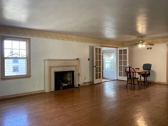 3rd image of 4017 Gladstone Blvd