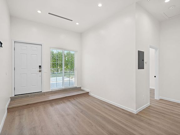 5th image of 10327 Vanalden Ave