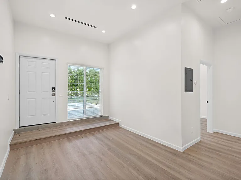 10327 Vanalden Ave — Photo 5