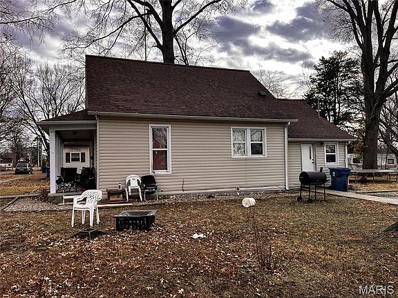 4th image of 1002 S Maple St