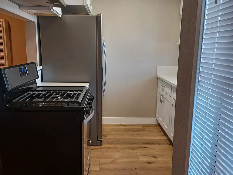 Roscoe Apartments — Photo 8