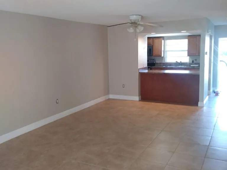 4915 Vilabella Dr — Photo 2
