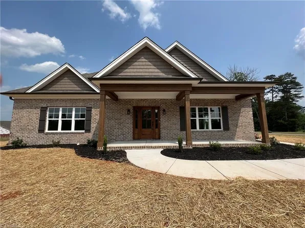 126 Reserve Dr, Mocksville, NC 27028