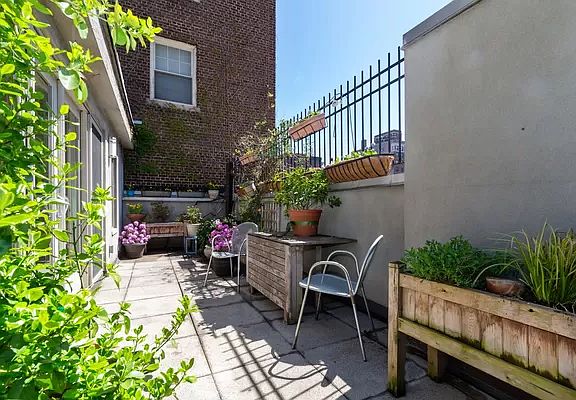 4th image of 170 W 75th St Penthouse B