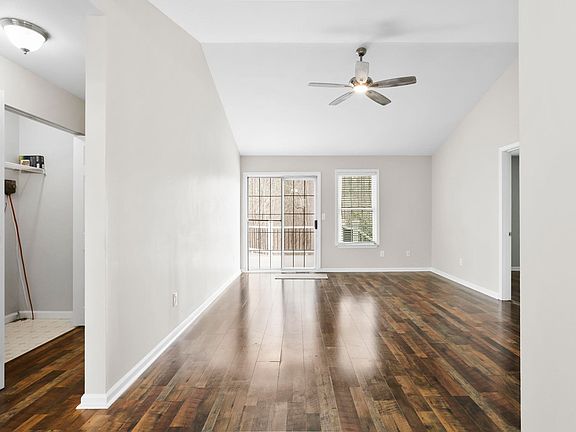 3rd image of 7 Lawrence Ward Ct