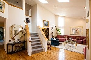 2nd image of 32 Crest Hollow Ln