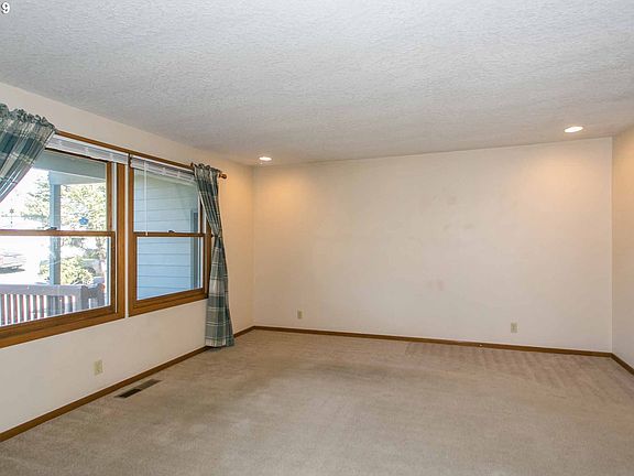 5th image of 960 NE Naomi Ct
