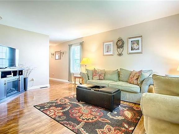 4th image of 1490 Hawthorn Dr