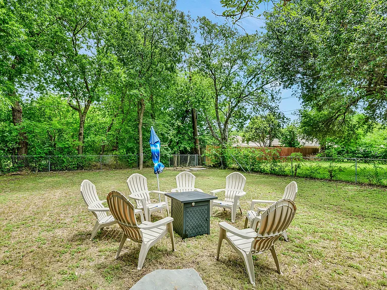 1009 Meadow Park Dr — Photo 7