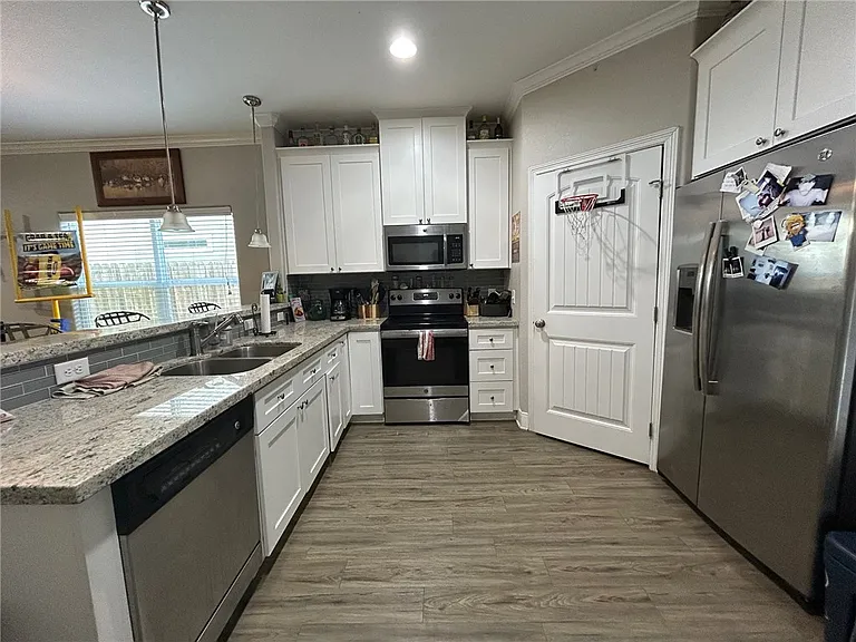 1418 Holleman Dr — Photo 5