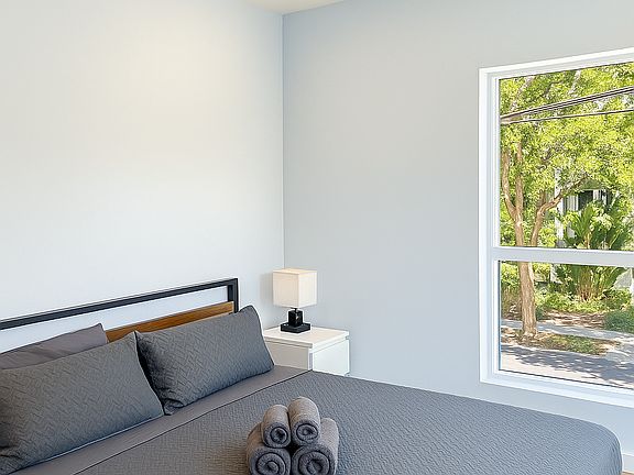 2nd image of 10739 Kling St #201