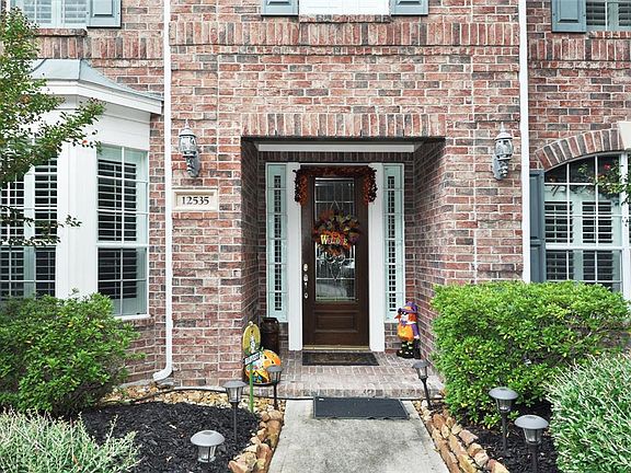 This entry and 10" door make all your guests feel welcome.