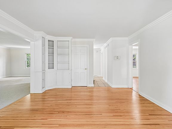 3rd image of 1053 Laurel Ln