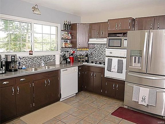5th image of 215 Francisca Dr