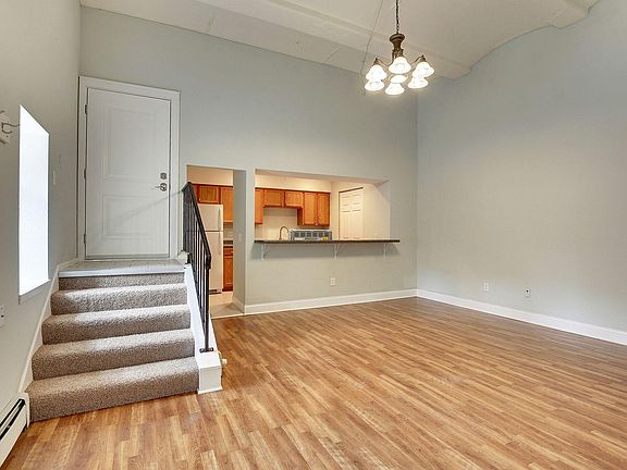 2nd image of 623 Laurel Ave APT 1E