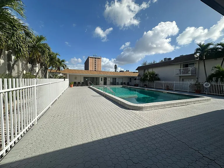 1830 Maravilla Ave #502 — Photo 38
