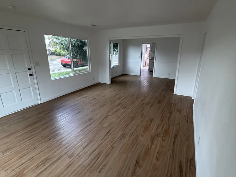 910 E Tulare Ave — Photo 11