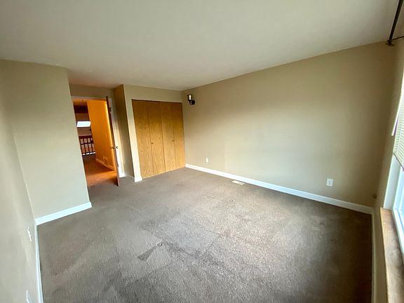 5th image of 294 S Taft Ct