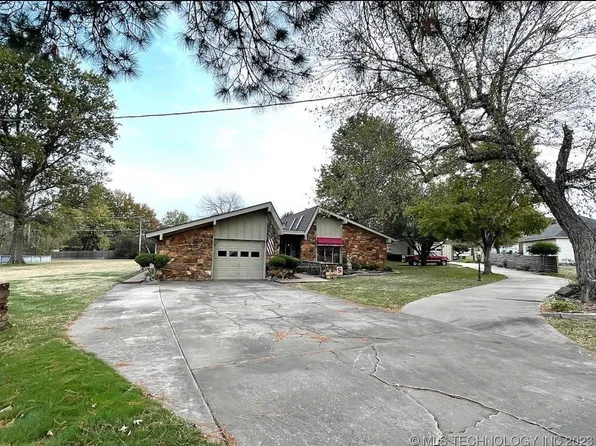 1402 SE 12th St, Wagoner, OK 74467