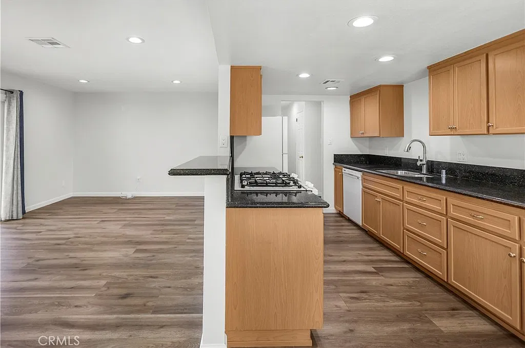 3 bed, 1182 sqft, $4,300 — Photo 4
