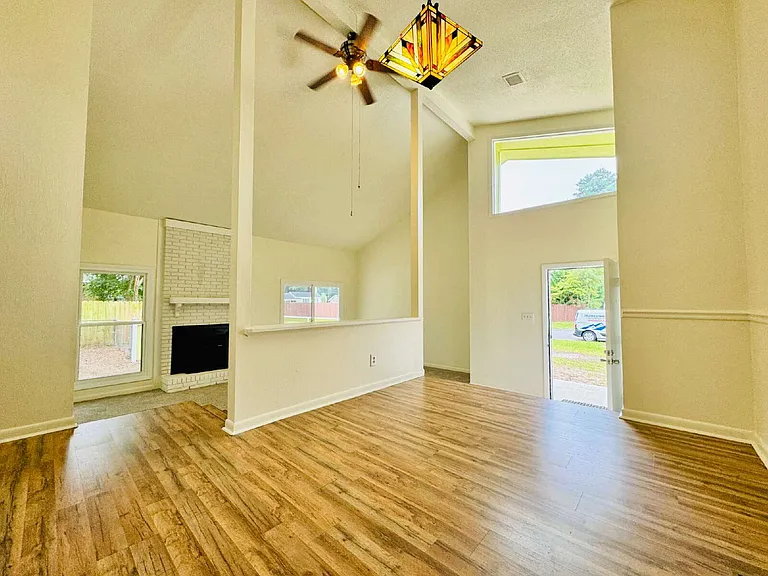 1009 Louisburg Pl — Photo 4