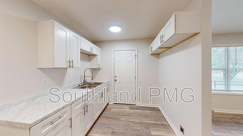 1st image of 605 Lake Rd