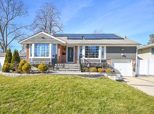 1 Pleasant Ave, Plainview, NY 11803