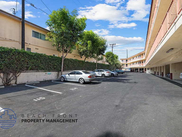 3320 Redondo Beach Blvd — Photo 12