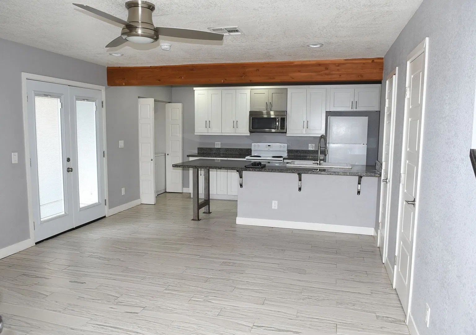 Totally Remodeled 2 Br 1.5 Ba Townhome Near Northern and I-17 in Glendale — Photo 2