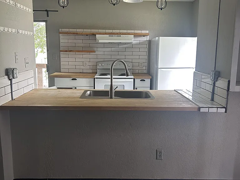 210 Craddock Ave — Photo 6