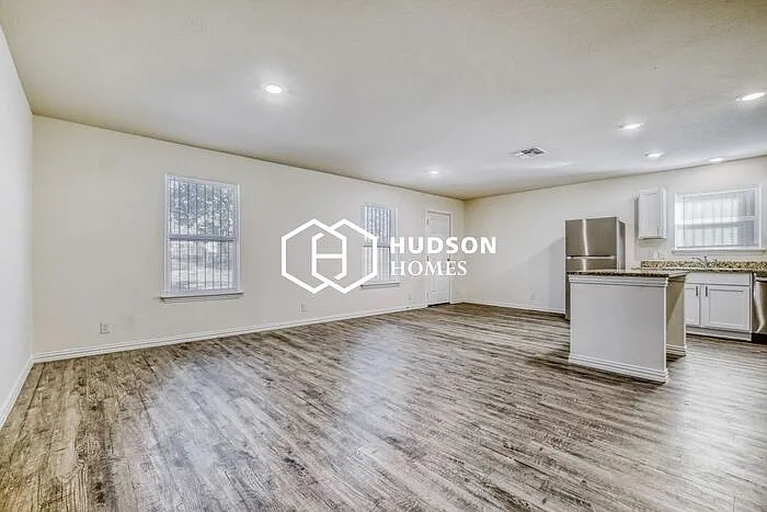 3 bed, 2.0 bath, 1298 sqft, $1,299 — Photo 4