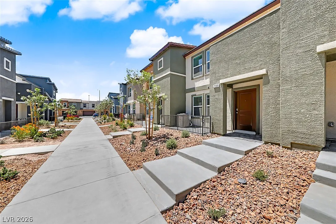 3 bed, 2.5 bath, 1309 sqft, $2,095 — Photo 1
