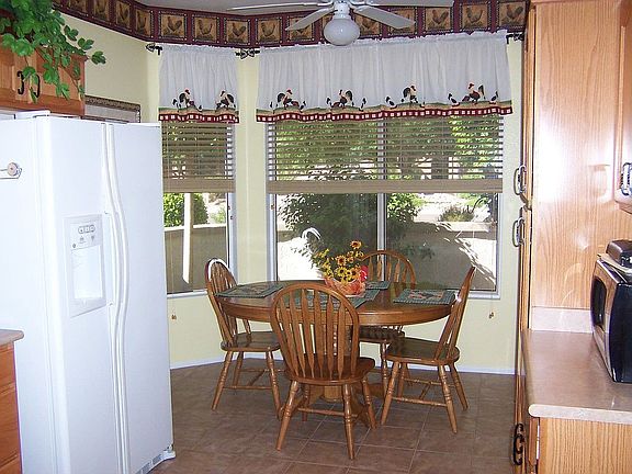 Breakfast nook with bay window
