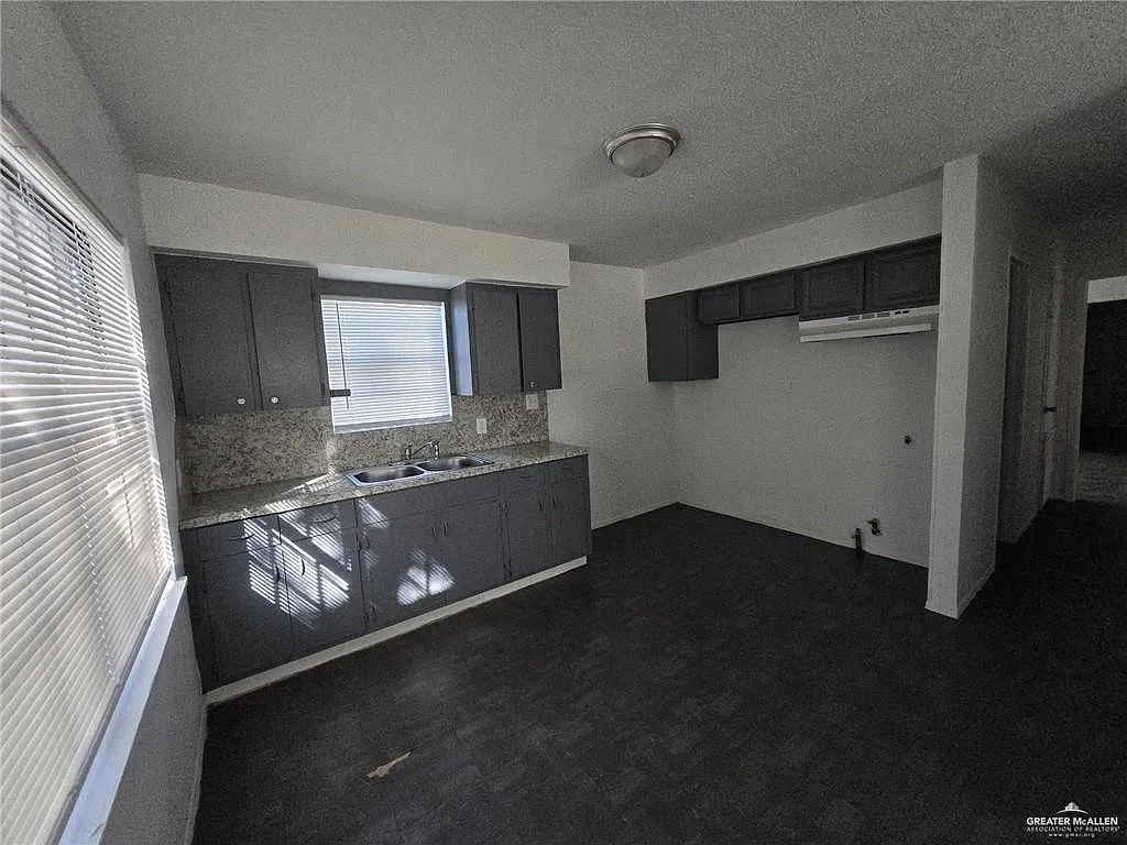 3 bed, 2.0 bath, 1080 sqft, $1,350 — Photo 3