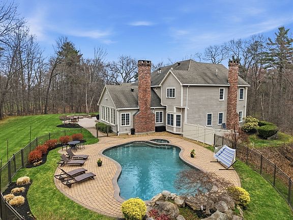 3rd image of 29 Hoveys Pond Dr