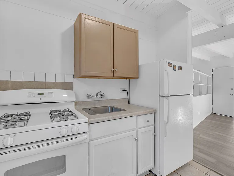 Vassar Apartment — Photo 6