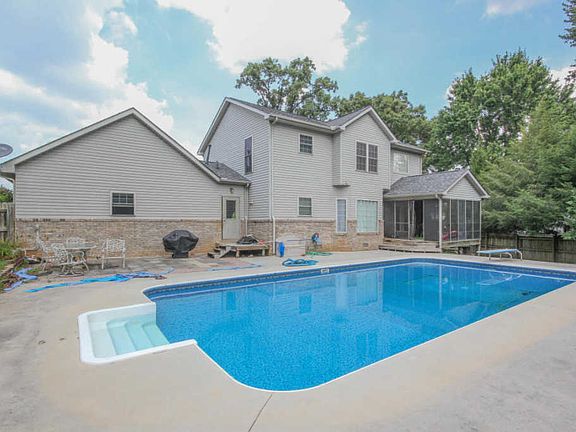 4th image of 613 Essex Ct
