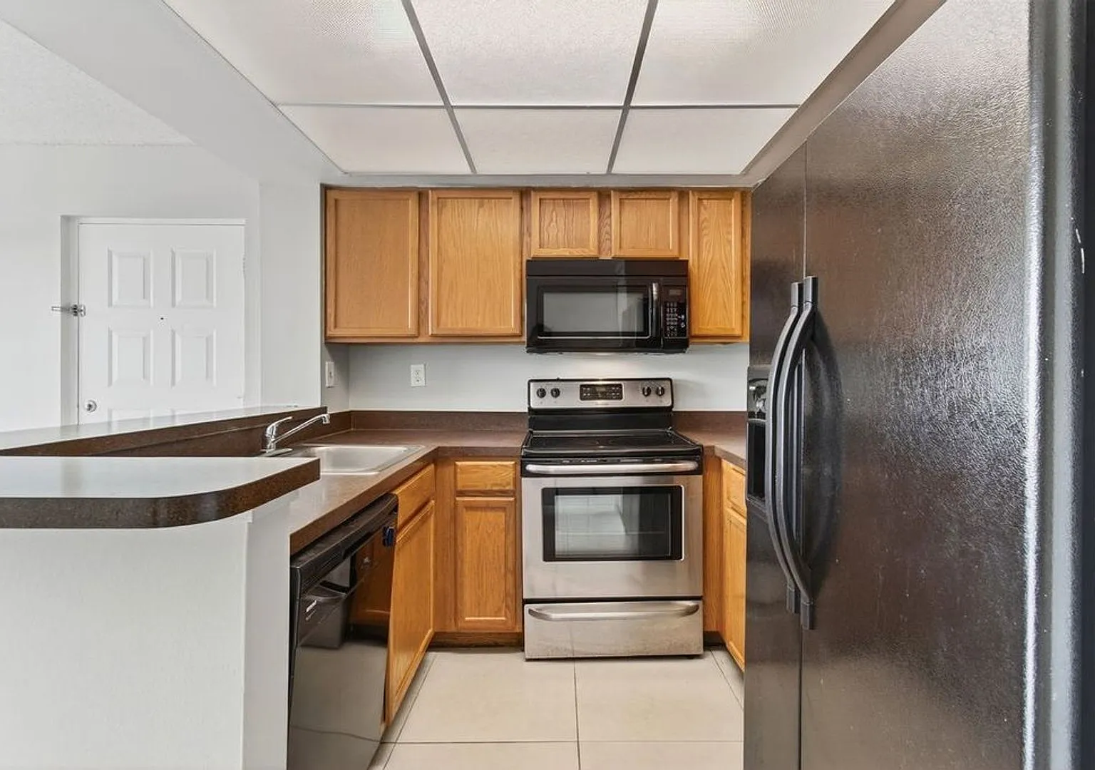 One Bedroom One Bathroom! Waterfront Community! — Photo 1
