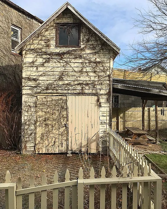 Barn / Garage